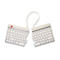 Geteilte, weiße, ergonomische R-Go Tastatur vor weißem Hintergrund.