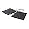 Geteilte schwarze ergonomische Tastatur vor weißem Hintergrund.