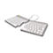 Geteilte, ergonomische Computertastatur in Silber und Weiß auf weißem Hintergrund.