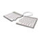 Geteilte, ergonomische Tastatur in Weiß und Silber auf weißem Hintergrund.