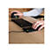 Person verwendet eine ergonomische Vertikalmaus und eine geteilte, kompakte Tastatur an einem Holztisch.