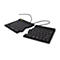 Geteilte, schwarze ergonomische Tastatur auf weißem Hintergrund.