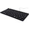 Schwarze Tastatur mit weißen Buchstaben. Rechts oben ein grünes Logo, ein Kabel führt weg.