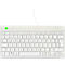 Hellgraue Computertastatur mit weißen Tasten und deutschem Layout. Oben links grünes Logo, Kabelanschluss.