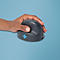 Dunkelgraue, ergonomische Vertikalmaus in einer Hand vor hellblauem Hintergrund.