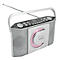 Radio argenté avec lecteur CD. Boutons et affichage sur le dessus, lecteur CD à droite, une poignée de transport et une antenne extensible.