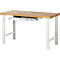 Bureau avec plateau en bois clair, pieds blancs et un plateau coulissant pour clavier et souris.
