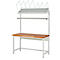 Werkbank met wit frame, houten blad en geïntegreerd schap. Draadrek erboven.