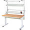 Witte, in hoogte verstelbare werkbank met houten blad en planken. Op de tafel is een rolhouder met een rode hendel gemonteerd.