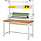 Werkbank met houten blad, papieren rol, gele bakken en verlichting.