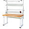 Witte werkbank met houten blad, plank erboven en verlichting.