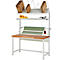 Inpaktafel met planken, dozen, inpakpapier en gele bakken. Houten blad, wit metalen frame.