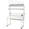 Witte werkbank met planken. Draadrekken bovenaan, papierrolhouder in het midden, tafel eronder. Hendels voor hoogteverstelling.
