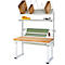 Verpakkingstafel met verpakkingsmateriaal en gereedschap, met houten blad, witte poten en planken.