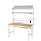 Werkbank mit Ablage und Papierrollenhalter. Holzplatte, weißes Gestell und Zubehör.
