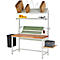 Packtisch mit Kartons, Verpackungsmaterial, Papierrolle und Drucker. Metallgestell, Holzplatte.