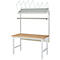 Werkbank mit weißem Gestell, brauner Tischplatte, Regal und Lochblech-Aufsatz.