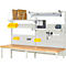 Werkbank met pegboards, gele bakken, ordners, gereedschap en documentenrek.