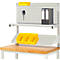 Werkbank met pegboard, planken en gele bakken. Mappen staan op de werkbank.