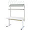 Bureau debout blanc avec étagères et porte-documents. Cadre métallique avec plateau blanc, supports et pieds réglables.