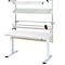 Bureau blanc réglable en hauteur avec fixation d'étagère. Étagères avec tôle perforée, en dessous des étagères. Outils à l'arrière.