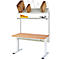 Een witte in hoogte verstelbare bureau met een houten tafelblad. Bovenop bevinden zich planken met dozen en containers.