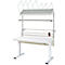 Witte, in hoogte verstelbare bureau met schappen. Boven de tafel een grote plank met papierhouders.