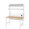 Werkbank met planken, licht houten blad, wit frame. Draadrek erboven, twee planken eronder, papierdispenser. Bankschroef.