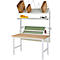 Werkbank met planken. Boven: kartonnen dozen, gele bakken. Onder: papieren rol. Houten blad, wit frame. Witte achtergrond.