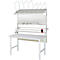 Witte werkbank met plank en accessoires.