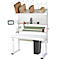 Witte inpaktabel met dozen, groen papier en tablet. Zwarte vuilnisbak onder het tafelblad.
