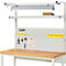 Werkbank met pegboard, gereedschap en verlichting. Houten bovenblad, grijs frame, gele houders.