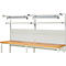 Werkbank met pegboard, planken en verlichting.