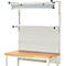 Werkbank met geperforeerde wand, plank, verlichting en houten blad.