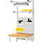Werkbank met gereedschap, gele bakken, lamp en gaatjesbord. Een boormachine staat op het houten oppervlak.