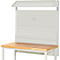 Werkbank met pegboard en lamp. Houten blad, wit metalen frame, stopcontact.