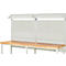 Werkbank met pegboards en verlichting. Houten tafelblad, metalen frame.