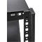 Gros plan sur un coin de rack serveur noir avec des trous et un pilier de support.