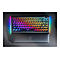 Draufsicht einer beleuchteten mechanischen Tastatur mit Handauflage. Die Tasten sind in Regenbogenfarben beleuchtet, das Razer-Logo ist erkennbar.