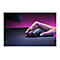 Hand, die eine graue Gaming-Maus auf schwarzem Mousepad bedient, Hintergrund pink.