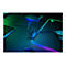 Schreibtisch mit Razer-Maus, Mauspad und Kabelhalter. Das Mauspad leuchtet in Neonfarben.