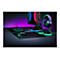 Gaming-Set mit Tastatur, Maus, Mikrofon und Headset auf einem Schreibtisch in buntem Neonlicht.