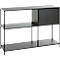 Schwarzes Metallregal mit Regalen und einem Schrank mit Lochmuster-Tür. Das Regal hat eine moderne, minimalistische Ästhetik.