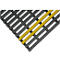 Primer plano de una rejilla negra rectangular con dos rayas amarillas. El diseño es estructurado.