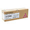Eine rechteckige Kartonverpackung mit der Aufschrift "RICOH Print Cartridge Magenta SP C352E". Aufdrucke, Logos und Symbole auf der Verpackung.