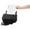 Hand legt ein Dokument in einen schwarzen Dokumentenscanner.