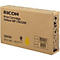 Braune Kartonverpackung mit gelbem Schriftzug "RICOH Print Cartridge Yellow MP CW2200" und einem gelben Tropfen.