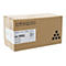 Ein brauner Karton mit der Aufschrift "RICOH MP 5002 Toner", Verpackungshinweisen und einem Barcode. Der Karton ist auf weißem Hintergrund abgebildet.