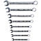 Sieben Schraubenschlüssel, die nebeneinander auf weißem Hintergrund liegen. Jeder hat eine andere Größe und Form.