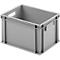 Grijze plastic doos met een rechthoekige vorm en handgrepen. De doos staat schuin voor een witte achtergrond.